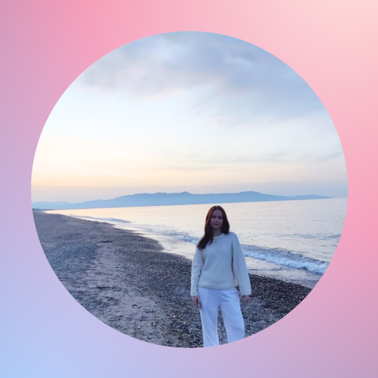 Yeesin TEPPO-harjoittelija Eedit seisoo rannalla ja katsoo kameraan.