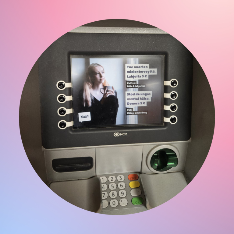 Otto-automaatin ruudulla näkyy kampanjaviesti: Tue nuorten mielenterveyttä. Lahjoita 5 €.