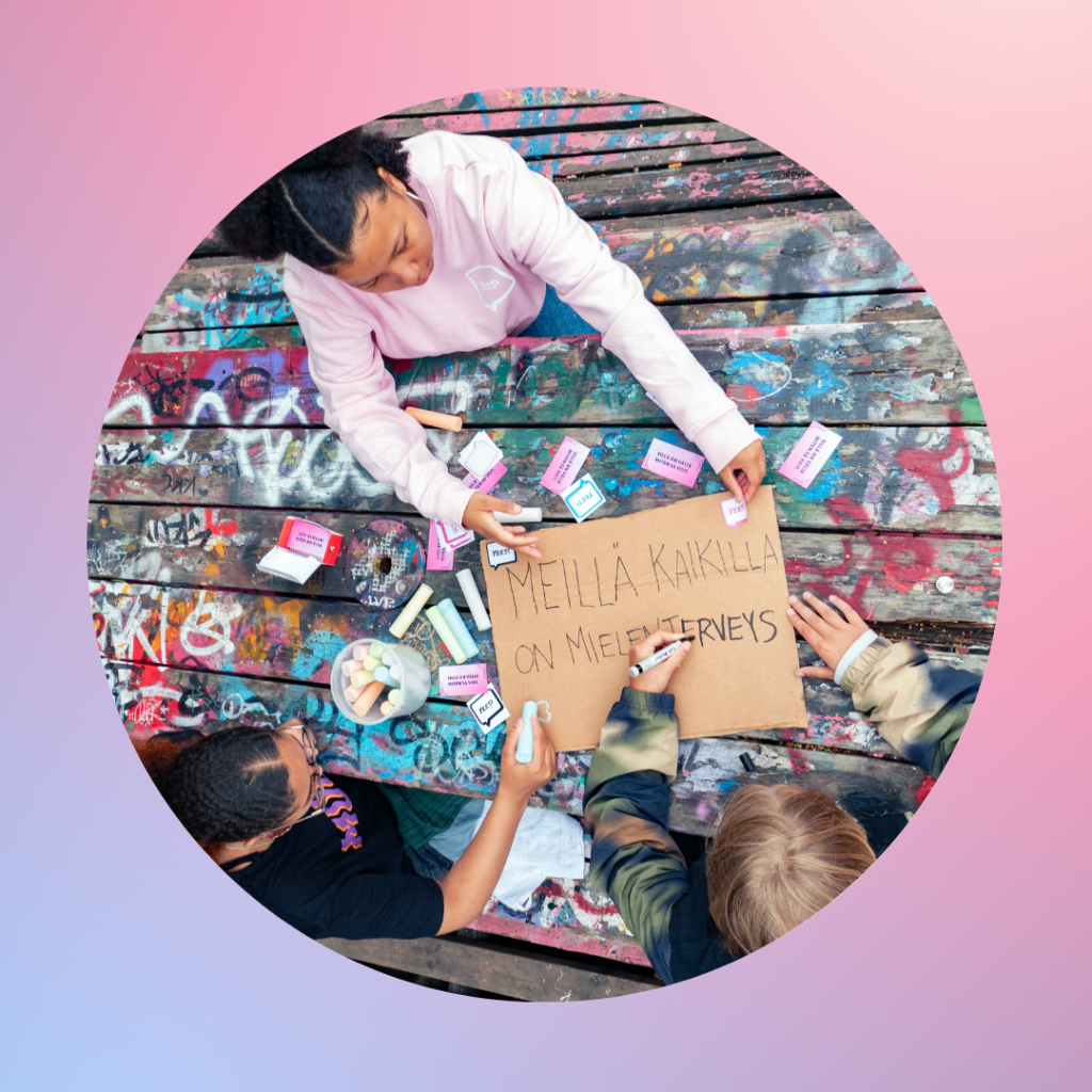 Nuoria yhteisessä toiminnassa Yeesissä vahvistamassa mielenterveyttä.