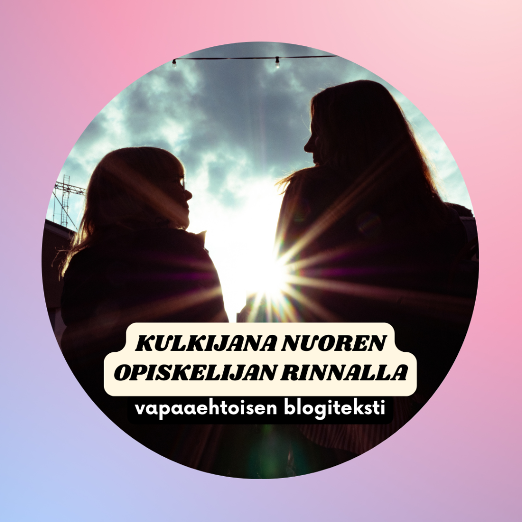 Kulkijana nuoren opiskelijan rinnalla blogiteksti. Kuvassa kaksi nuorta katsovat toisiaan ja heidän välistään paistaa aurinki.